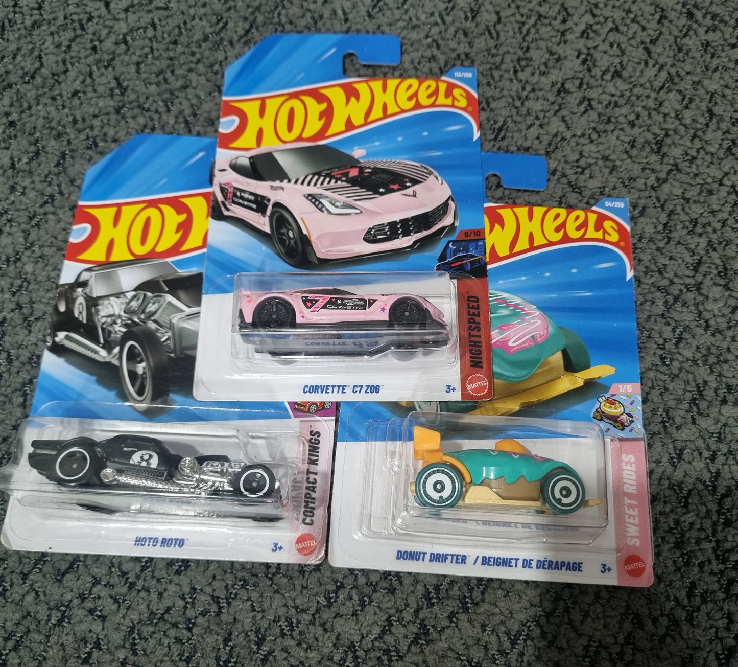 Hot Wheels  2025 Combo Pack (SET S2.4) – Corvette C7 Z06, Moto Roto & Donut Drifter/Beignet De Derapage (Die Cast Cars Set)
